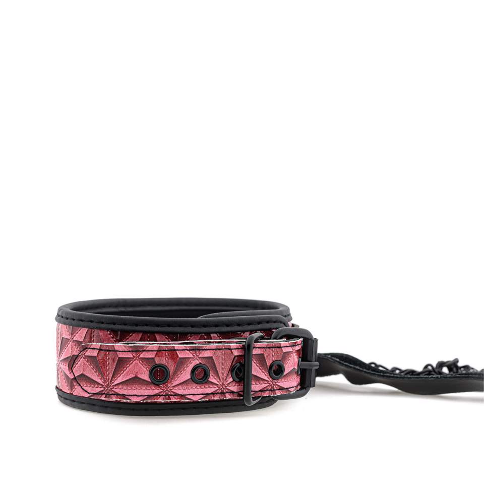 Różowa zdobiona obroża z metalową smyczą zakończona wygodną rączką