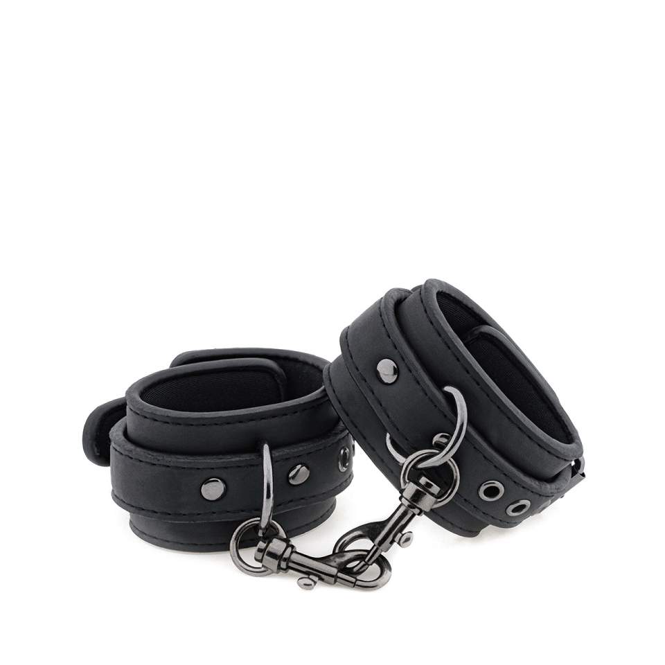 Regulowane mankiety na nadgarstki połączone łańcuszkiem ze sztucznej skóry