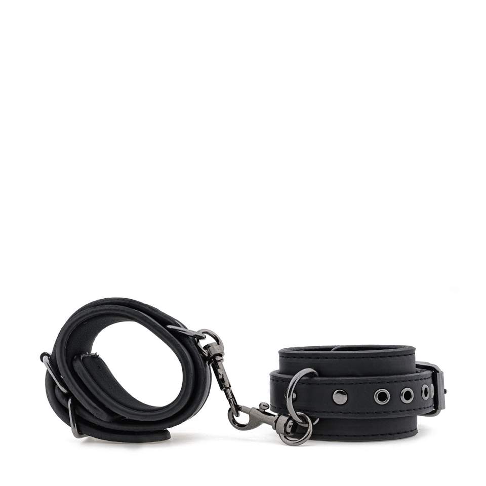 Regulowane mankiety na nadgarstki połączone łańcuszkiem ze sztucznej skóry