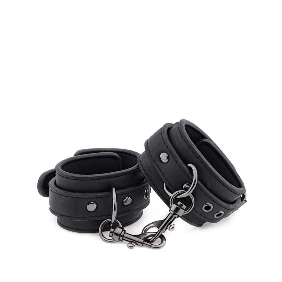 Regulowane czarne mankiety na kostki ze sztucznej skóry połączone łańcuszkiem 