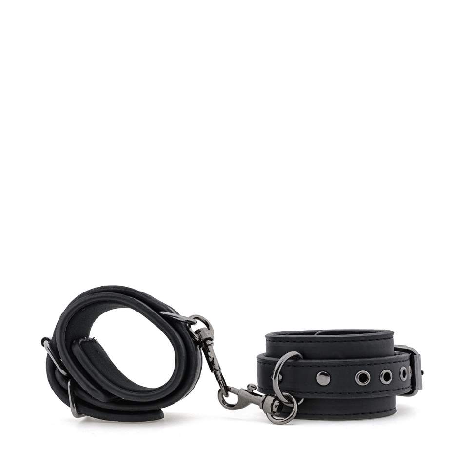 Regulowane czarne mankiety na kostki ze sztucznej skóry połączone łańcuszkiem 