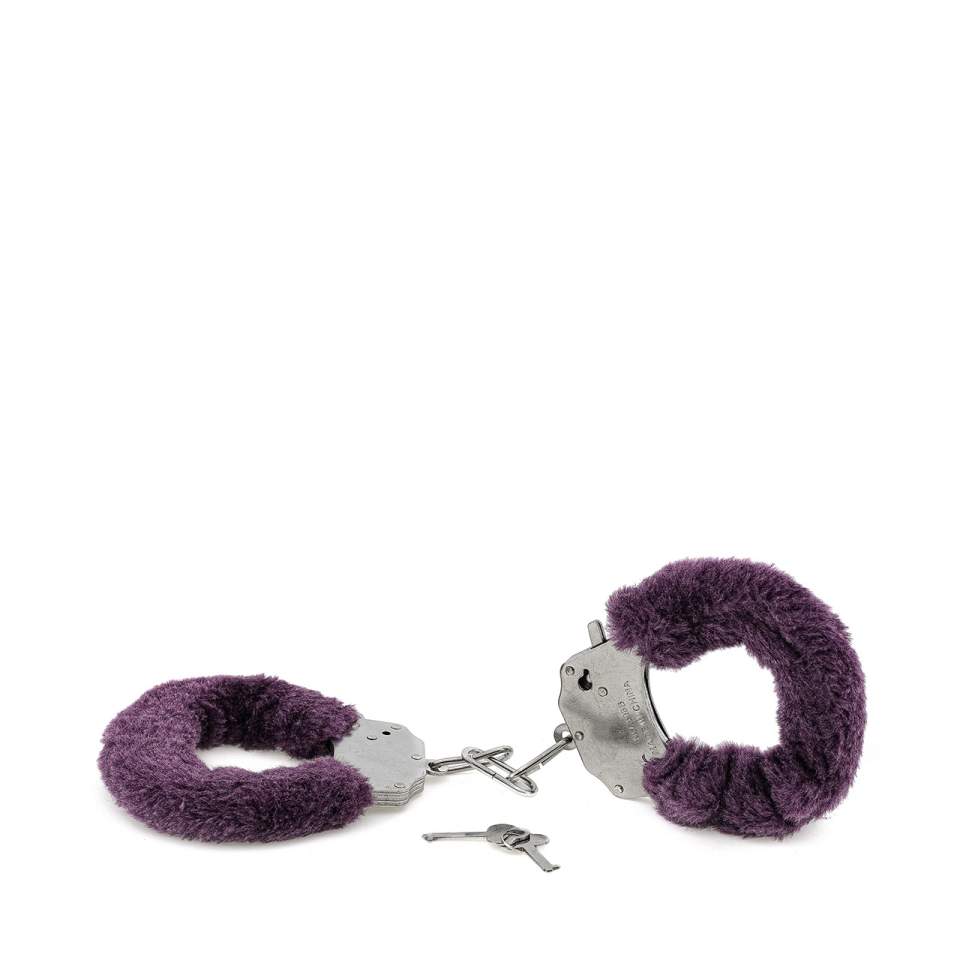Fioletowe metalowe kajdanki z futerkiem zamykane na kluczyk