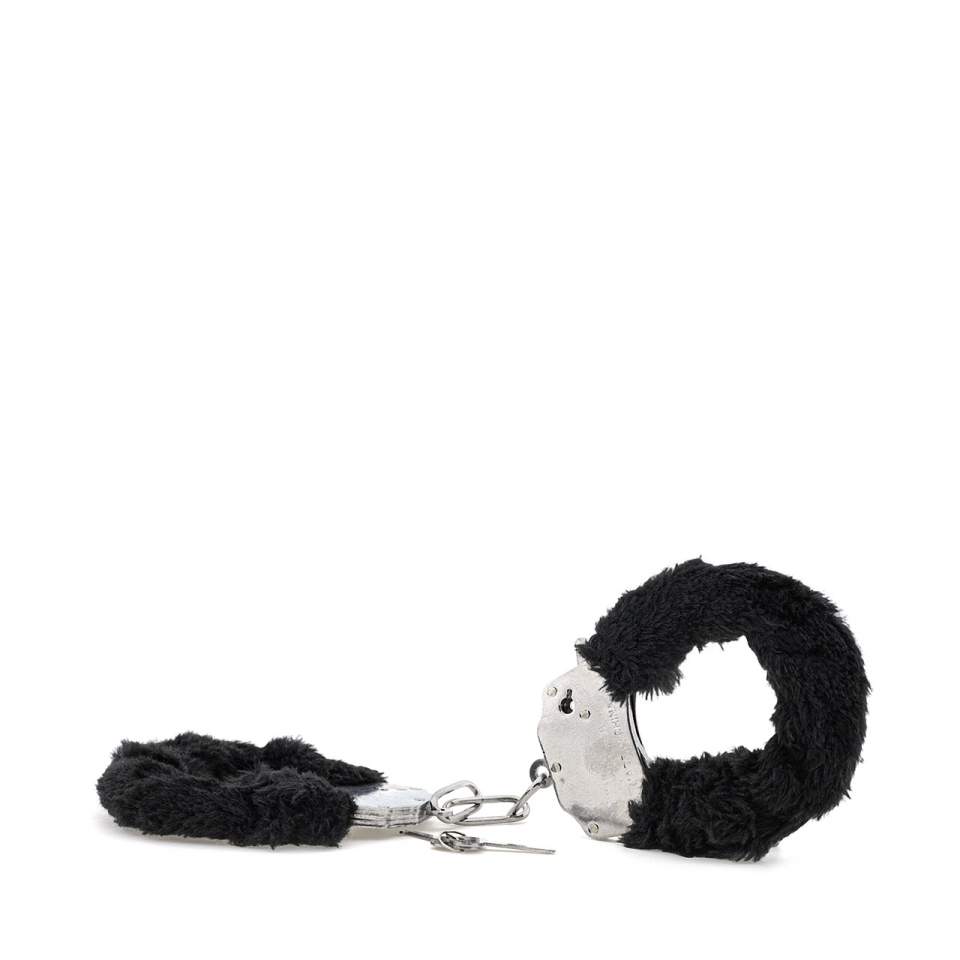 Metalowe kajdanki z czarnym futerkiem