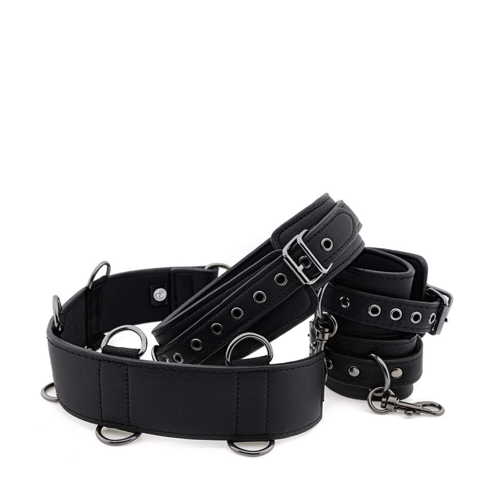 Czarne skórzane kajdanki z obrożą oraz uprzeżą do krępowania w różnych konfiguracjach
