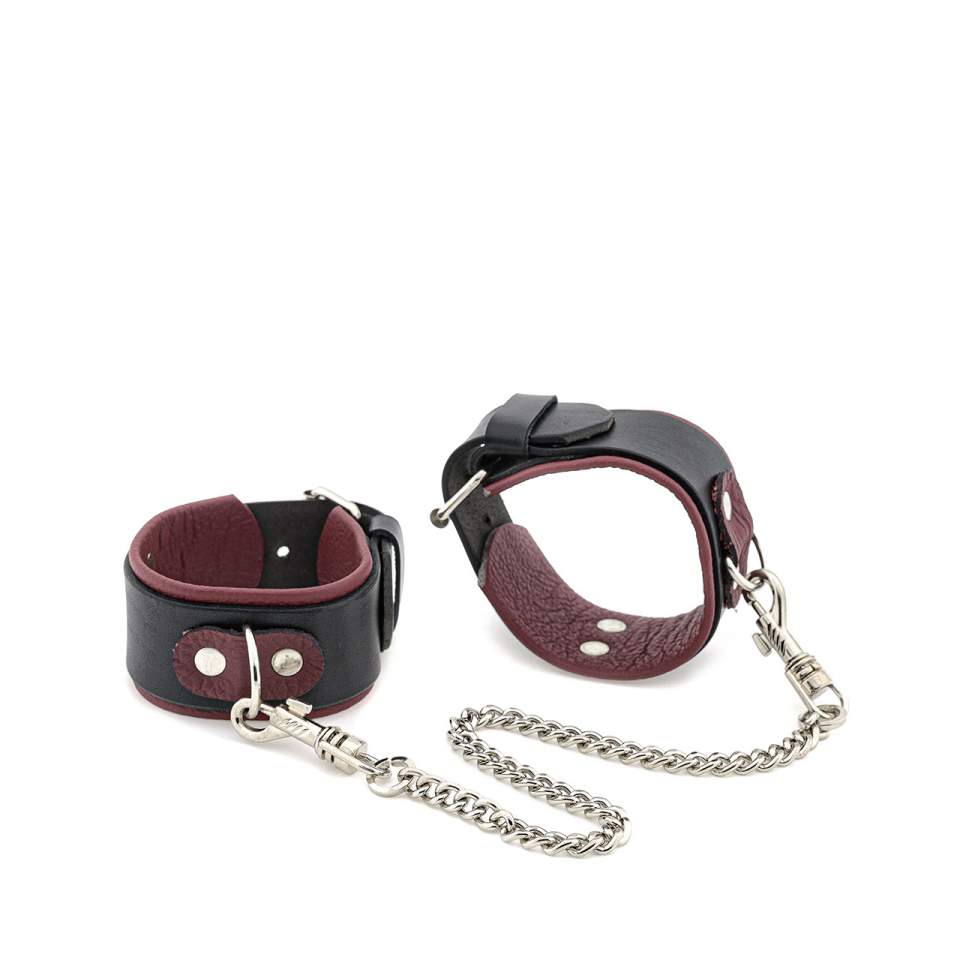 Czarno-czerwone regulowane  kajdanki z naturalnej skóry połączone srebrnym łańcuszkiem