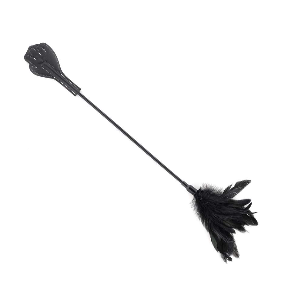 Czarna packa z wygodnym uchwytem i piórkami na drugim końcu