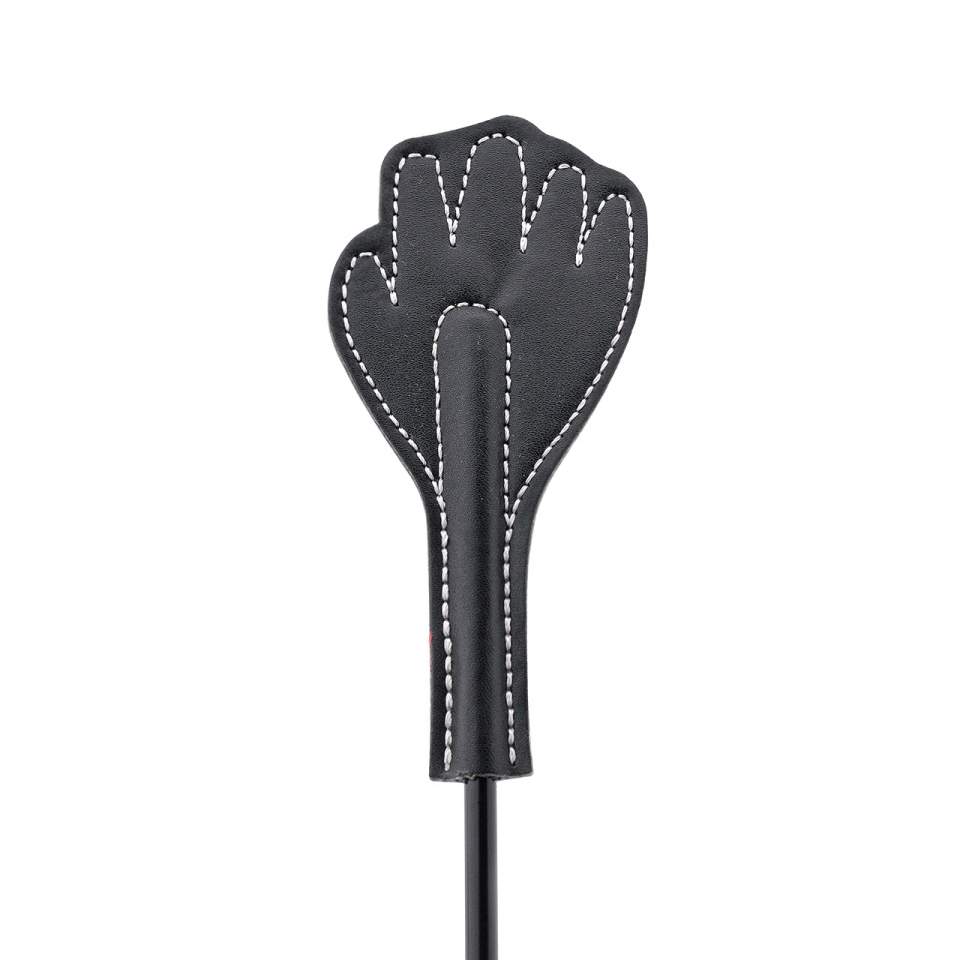 Czarna packa z wygodnym uchwytem i piórkami na drugim końcu