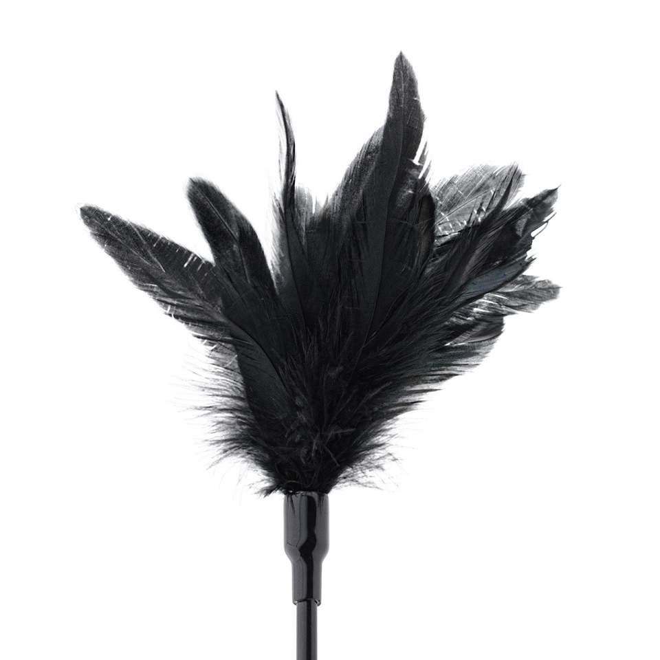 Czarna packa z wygodnym uchwytem i piórkami na drugim końcu