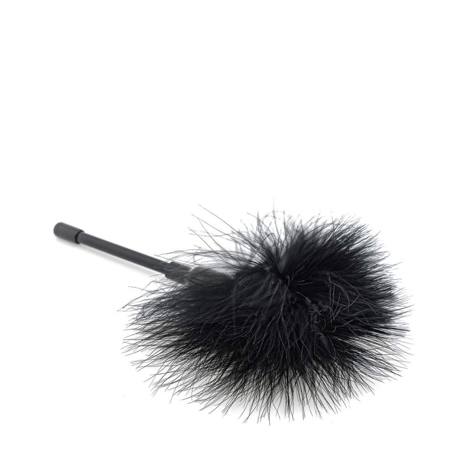 Małe czarne piórko dla par