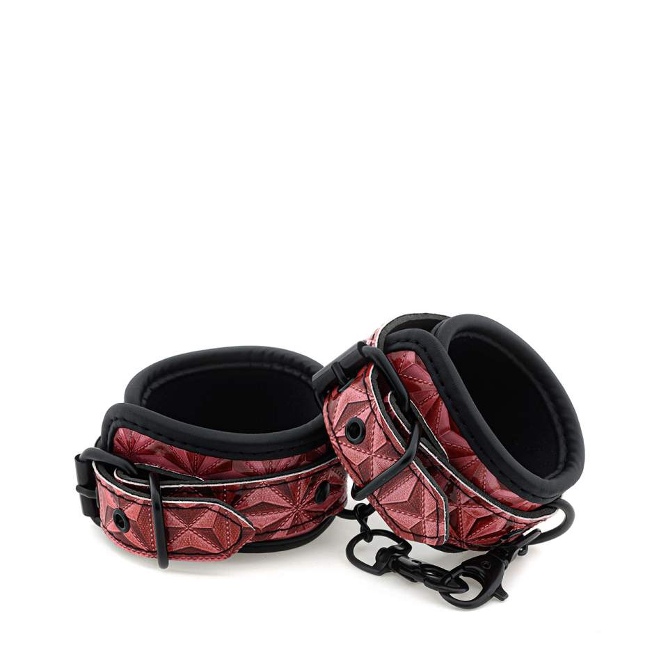 Różowe erotyczne kajdanki ze sztucznej skóry zakładane na kostki