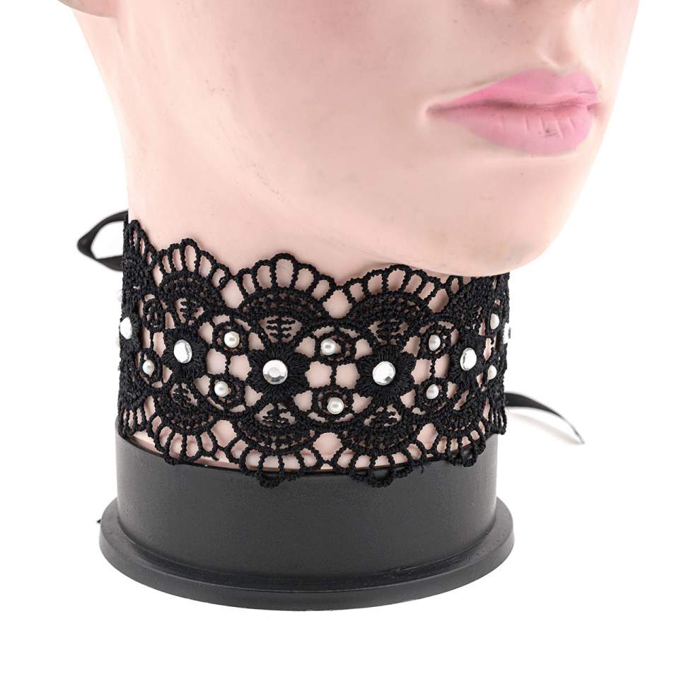 Czarny haftowany choker z perełkami i cyrkoniami