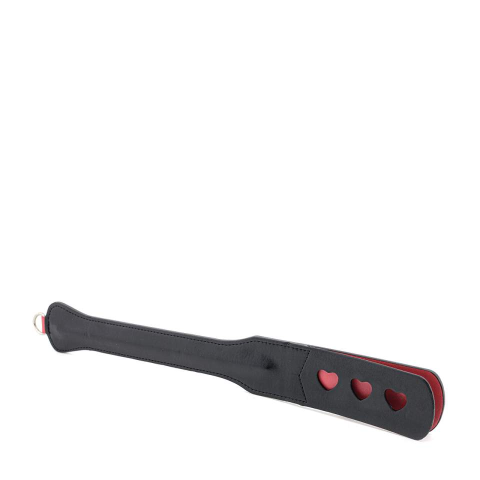 Czarna packa do wymierzania subtelnych kar zakończona czerwonymi serduszkami