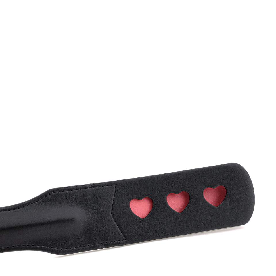 Czarna packa do wymierzania subtelnych kar zakończona czerwonymi serduszkami