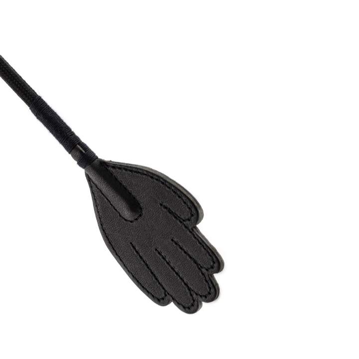 Czarna skórzana szpicruta w kształcie dłoni