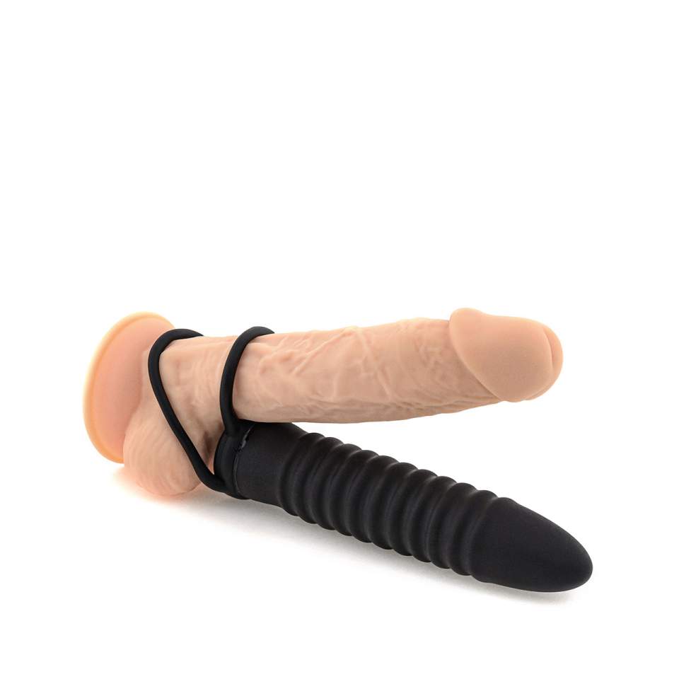 Prążkowany czarny strap-on zakładany na jądra – dla mężczyzn